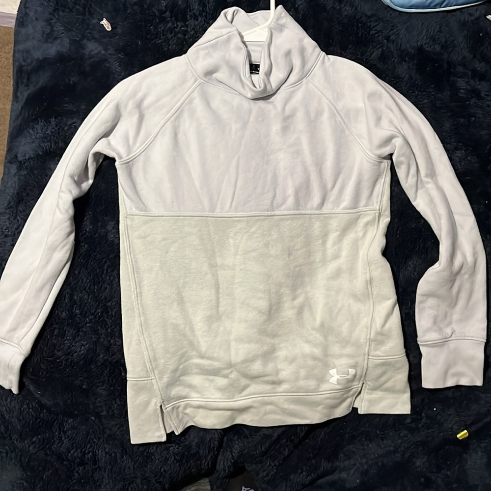 This is a youth large sweatshirt by under armor(cold gear) yes it’s 2 whites